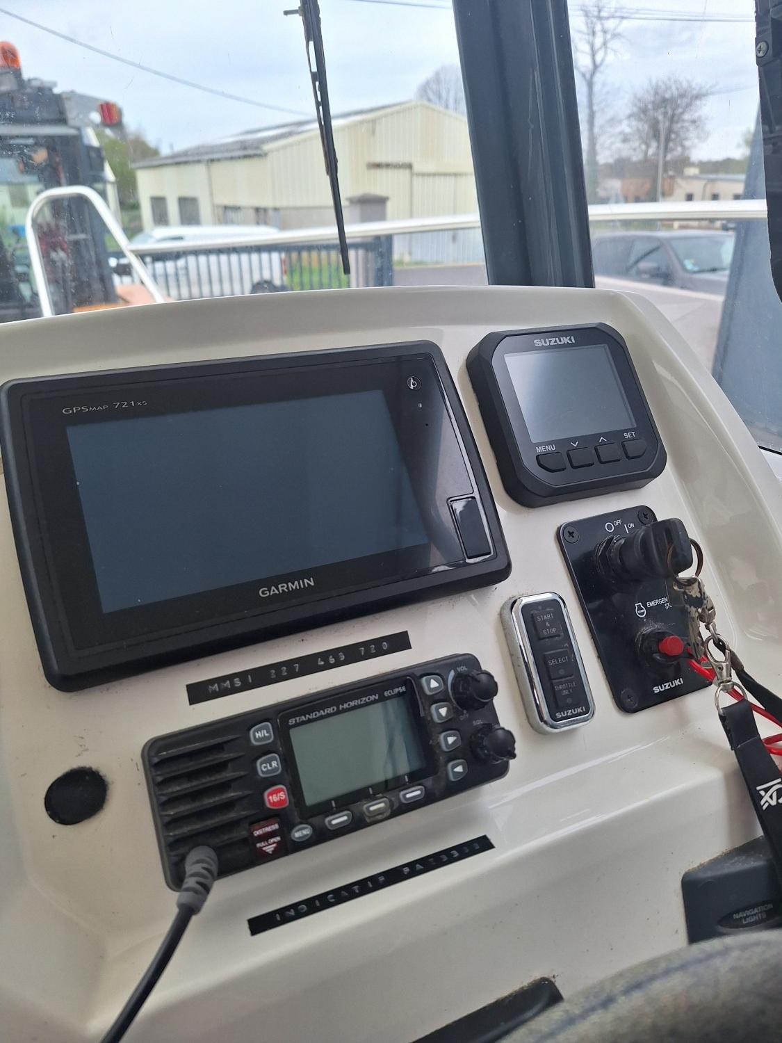 slider 8 Parker  660 Pilothouse